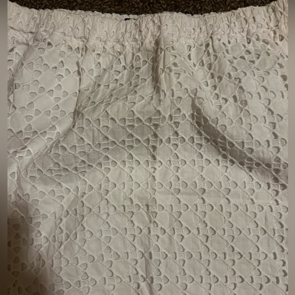 Feminine and comfy GAP white lace mini skirt size medium with elastic waistband - Picture 3 of 3